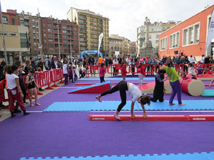 V Jornada de l'Esport Femen&iacute; 2017 a la pla&ccedil;a Salvador Espriu, la de Francesc Calvet i Rubalcaba, i el riu Onyar