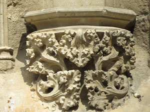 Les m&egrave;nsules de la porta dels Ap&ograve;stols