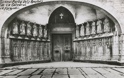 La porta dels Ap&ograve;stols de la Catedral abans de ser retirades les seves imatges. 1911-1936