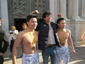 Nadal 2016. R&egrave;cord Guiness de pujada d'escales en equilibri a la Catedral