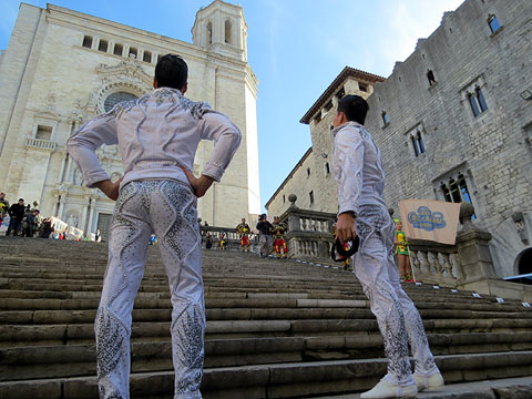 Els germans Giang preparant-se per pujar les escales de la Catedral