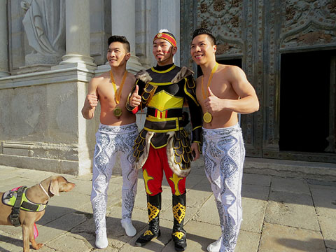 Els germans Giang dalt de les escales de la Catedral