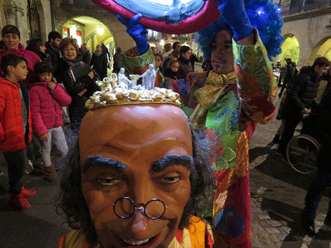 El senyor Canel&oacute; mostra el pessebre del cap de l'Esperit de Nadal, al final de la dansa a la pla&ccedil;a del Vi