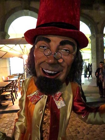 L'Esperit de Nadal, durant la cercavila, a la pla&ccedil;a de la Independ&egrave;ncia