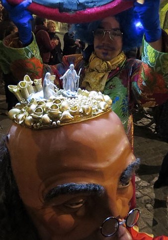 El senyor Canel&oacute; mostra el pessebre del cap de l'Esperit de Nadal, al final de la dansa a la pla&ccedil;a del Vi