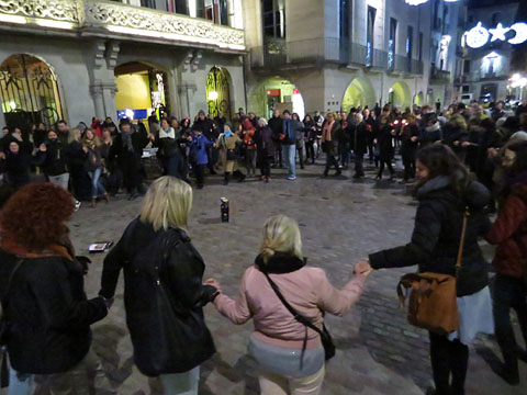Danses dels assistents a la pla&ccedil;a del Vi