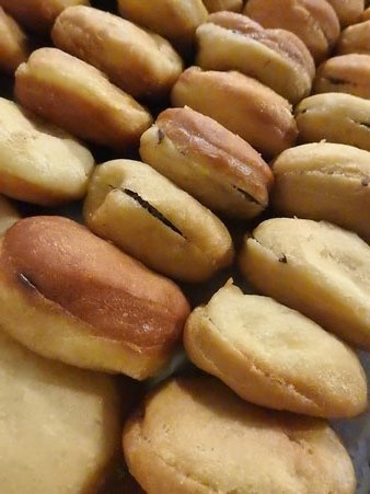 Sufganiot, una mena de bunyols rodons fregits i farcits amb melmelada o crema, cobert de sucre glac&eacute;