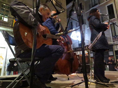 El grup musical Tati Cervi&agrave; Trio durant la seva actuaci&oacute;