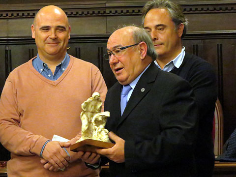 El mestre Mar&ccedil;al Casanovas, autor del conjunt de 160 figures destinades als diorames de Els Pastorets, obsequiat durant l'acte inaugural