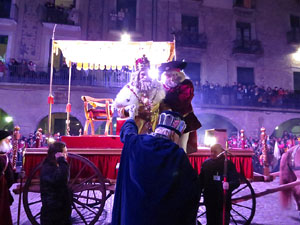 La Cavalcada de Reis 2017. Arribada a la pla&ccedil;a del Vi i rebuda de l'alcaldessa