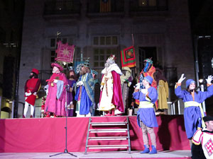 La Cavalcada de Reis 2017. Arribada a la pla&ccedil;a del Vi i rebuda de l'alcaldessa