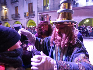 La Cavalcada de Reis 2017. Arribada a la pla&ccedil;a del Vi i rebuda de l'alcaldessa