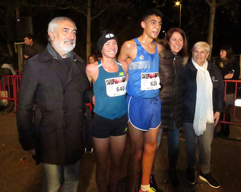 Els vencedors en categoria masculina i femenina, Annas Mahboub i Jess Martin, amb l'alcaldessa de Girona, Marta Madrenas, el regidor Crist&oacute;bal S&agrave;nchez i la presidenta de l'Oncolliga Girona, Llu&iuml;sa Ferrer