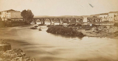 Vista del pont de l'Aigua que comunica el barri de Pont Major, a la dreta, amb Sarri&agrave; de Ter. 1877-1888