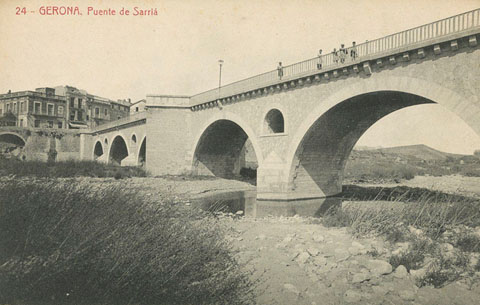El pont de l'Aigua sobre el riu Ter. Al fons, la poblaci� de Sarri&agrave: de Ter. 1906-1918