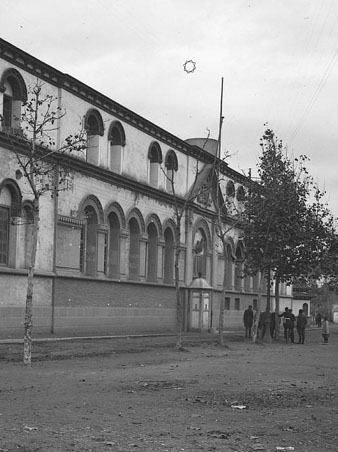 Vista de la fa&ccedil;ana de la caserna d'Artilleria General Mendoza, situada al passeig hom&ograve;nim. Al fons, el convent de Sant Francesc de Paula, conegut popularment com els M&iacute;nims. 1930-1940