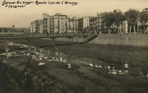 Aspecte t&iacute;pic de les bugaderes a l'Areny, sota el pont del Carme. 1926-1936