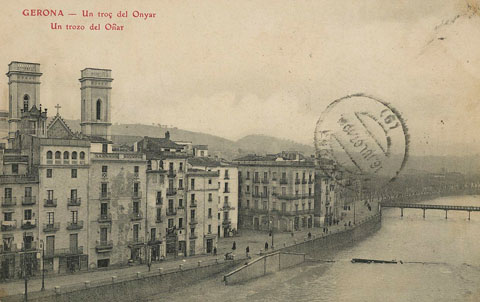 La palanca d'en Vila coberta per l'aigua i, m&eacute;s enll&agrave;, el pont del Carme. 1902-1907
