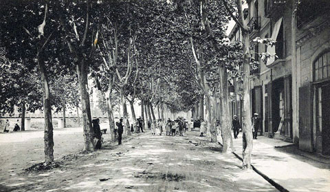 Vista del carrer del Carme. Al fons a l'esquerra, el pont del Carme, amb la passarel&middot;la de fusta. 1906-1918