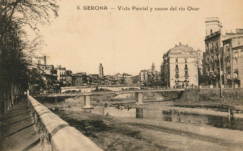 Vista del riu Onyar des del passeig del General Mendoza. Sobre el riu, el pont del Pes de la Palla i darrera seu, el pont de Pedra. Al fons, el campanar de les Bernardes. A la dreta, la rambla de Jacint Verdaguer. Al fons sobresurten, d'esquerra a dreta, el campanar de l'esgl&eacute;sia de les Bernardes, i les torres del Sagrat Cor. 1913-1926