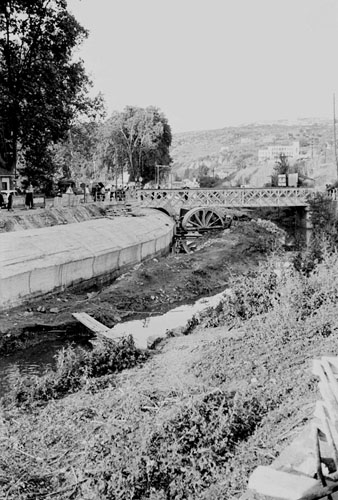 Obres de canalitzaci&oacute; del riu G&uuml;ell a l'altura del Pont del Rellotge. 1963