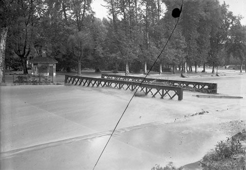 Pont del Rellotge sobre el riu G&uuml;ell durant una inundaci&oacute;. 1940