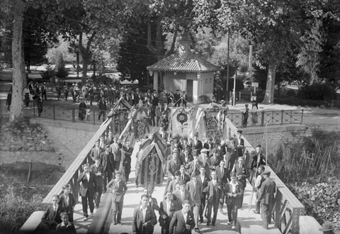 Benedicci&oacute; de l'estandard de la Societat Coral La Veu de Clav&eacute;. Comitiva de corals passant pel pont del Rellotge, sobre el riu G&uuml;ell. 20 de setembre 1929