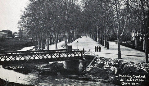Passeig Central de la Devesa. En primer terme, el riu G&uuml;ell i el pont del Rellotge. 1913-1928