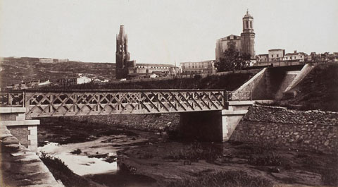 Ferrocarril de Gerona a la Frontera Francesa. Paso inferior para el camino de Figuerola y puente para el mismo sobre el desvio del G&uuml;ell. 1880