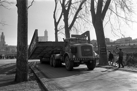 Obres de desmuntatge i trasllat del pont del Rellotge, sobre el riu G&uuml;ell. Trasllat al llarg del passeig de la Devesa amb un vehicle especial. Mar&ccedil; 1963