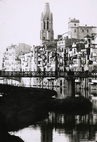 Vista del riu Onyar amb el pont de Sant Agust&iacute;. Al fons sobresurten el campanar de l'esgl&eacute;sia de Sant Feliu i la torre de l'Institut Vell. 1919-1930