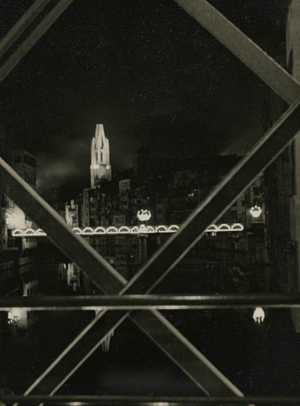 El pont de Sant Agust&iacute; vist des del pont de les Peixateries velles de nit. 1960-1970