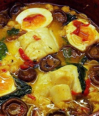 Bacall&agrave; amb cigrons, espinacs, bolets i pebrot