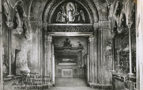 Porta lateral de l'esgl&eacute;sia de Sant Feliu. 1911-1936