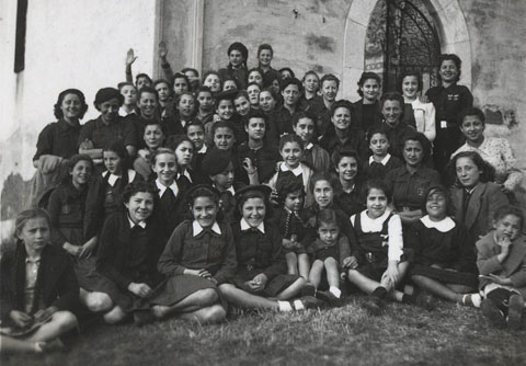 Retrat de grup davant la Capella de la Mare de D&eacute;u dels Dolors, al Calvari. 20 de mar&ccedil; 1940