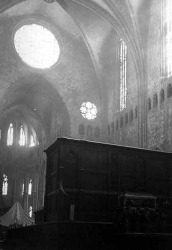 Fotografia de la nau de la Catedral en la que s'observa, a l'extrem inferior esquerra, l'altar tapat amb el vel que la gent anomenava el bacall&agrave;