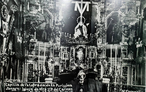 Vista de la Capella de la Confraria de la Pur&iacute;ssima Sang, a l'interior de l'esgl&eacute;sia del Carme. S'observa l'ornamentaci&oacute; amb motiu del Dijous Sant. 1911-1936