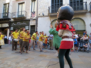 Sant Joan 2016. Arribada de la Flama del Canig&oacute;. Ballada a la pla&ccedil;a del Vi