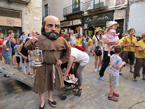 Sant Joan 2016. Arribada de la Flama del Canig&oacute;. Ballada a la pla&ccedil;a del Vi
