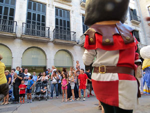 Sant Joan 2016. Arribada de la Flama del Canig&oacute;. Ballada a la pla&ccedil;a del Vi