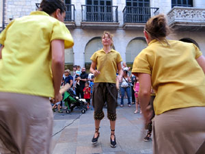 Sant Joan 2016. Arribada de la Flama del Canig&oacute;. Ballada a la pla&ccedil;a del Vi