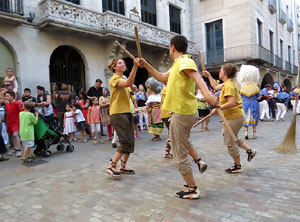 Sant Joan 2016. Arribada de la Flama del Canig&oacute;. Ballada a la pla&ccedil;a del Vi