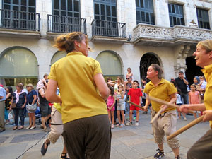 Sant Joan 2016. Arribada de la Flama del Canig&oacute;. Ballada a la pla&ccedil;a del Vi