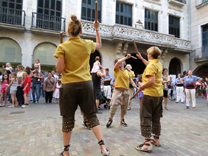 Sant Joan 2016. Arribada de la Flama del Canig&oacute;. Ballada a la pla&ccedil;a del Vi