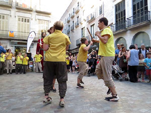 Sant Joan 2016. Arribada de la Flama del Canig&oacute;. Ballada a la pla&ccedil;a del Vi