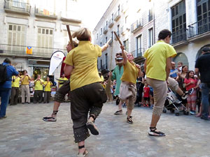 Sant Joan 2016. Arribada de la Flama del Canig&oacute;. Ballada a la pla&ccedil;a del Vi