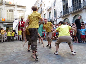 Sant Joan 2016. Arribada de la Flama del Canig&oacute;. Ballada a la pla&ccedil;a del Vi