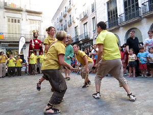 Sant Joan 2016. Arribada de la Flama del Canig&oacute;. Ballada a la pla&ccedil;a del Vi