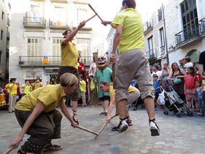 Sant Joan 2016. Arribada de la Flama del Canig&oacute;. Ballada a la pla&ccedil;a del Vi