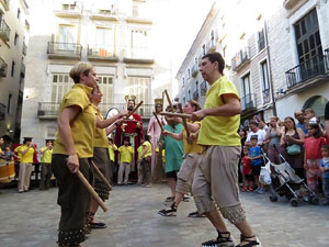 Sant Joan 2016. Arribada de la Flama del Canig&oacute;. Ballada a la pla&ccedil;a del Vi